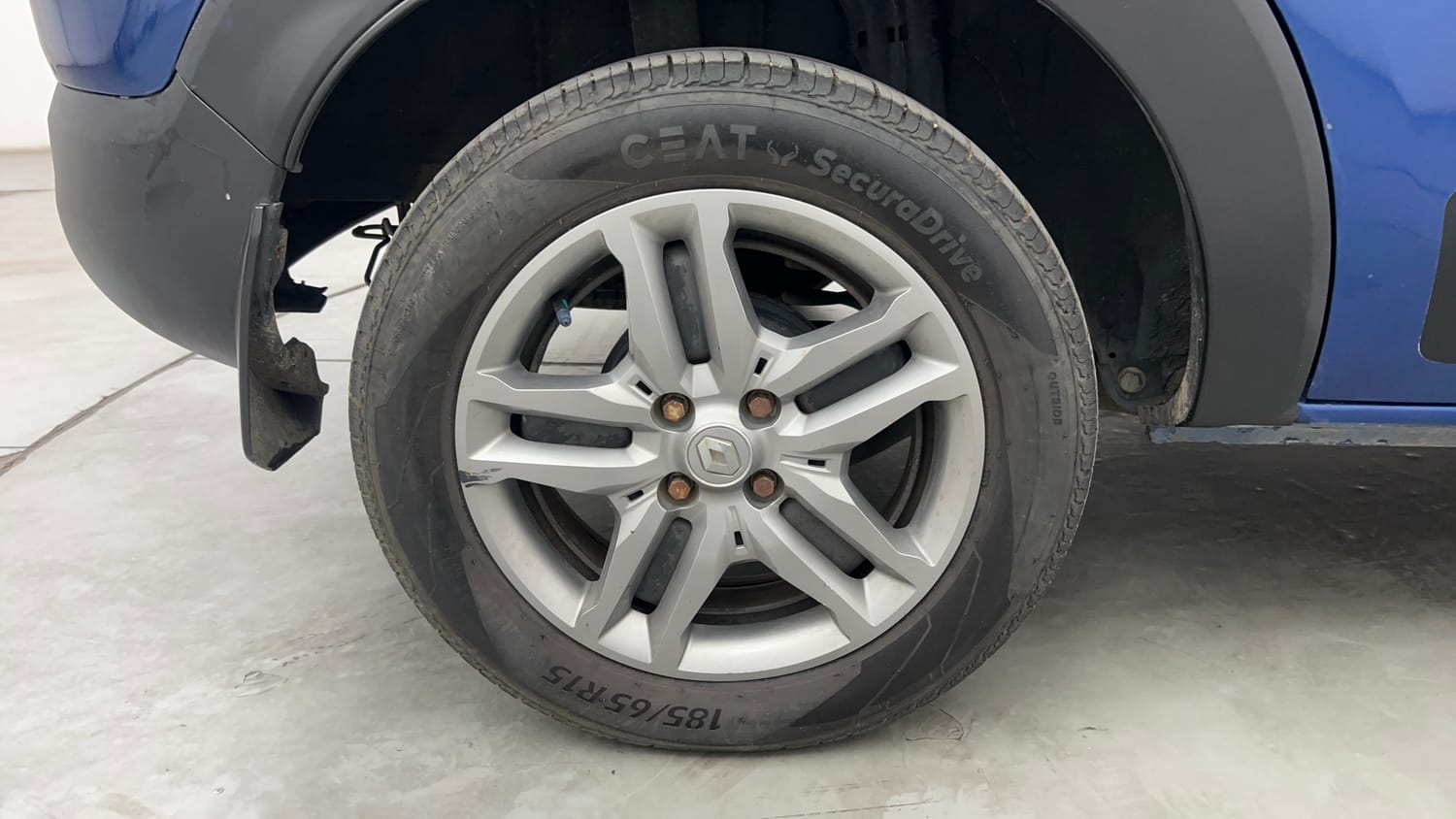 Used 2022 Renault Triber RXZ Dual Tone Petrol Manual tyres RIGHT REAR TYRE RIM VIEW