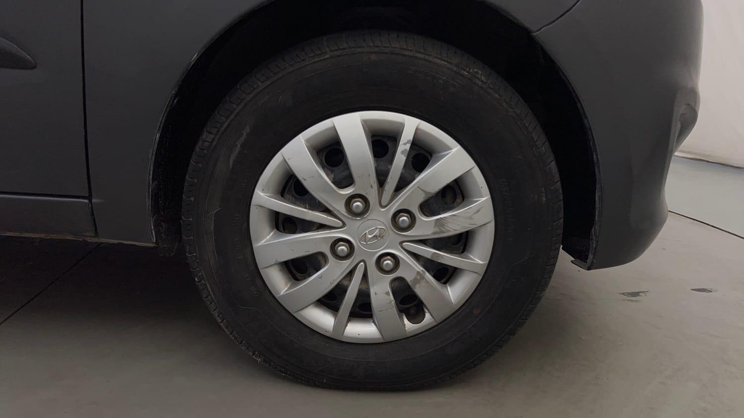 Used 2013 Hyundai i10 Magna 1.2 Kappa2 Petrol Manual tyres RIGHT FRONT TYRE RIM VIEW