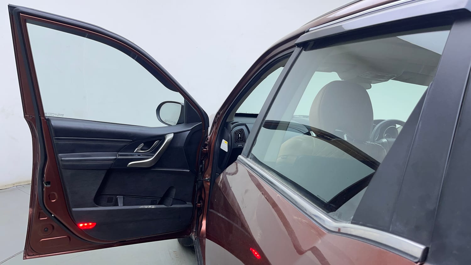 Used 2018 Mahindra XUV500 W11 AT Diesel Automatic interior LEFT FRONT DOOR OPEN VIEW