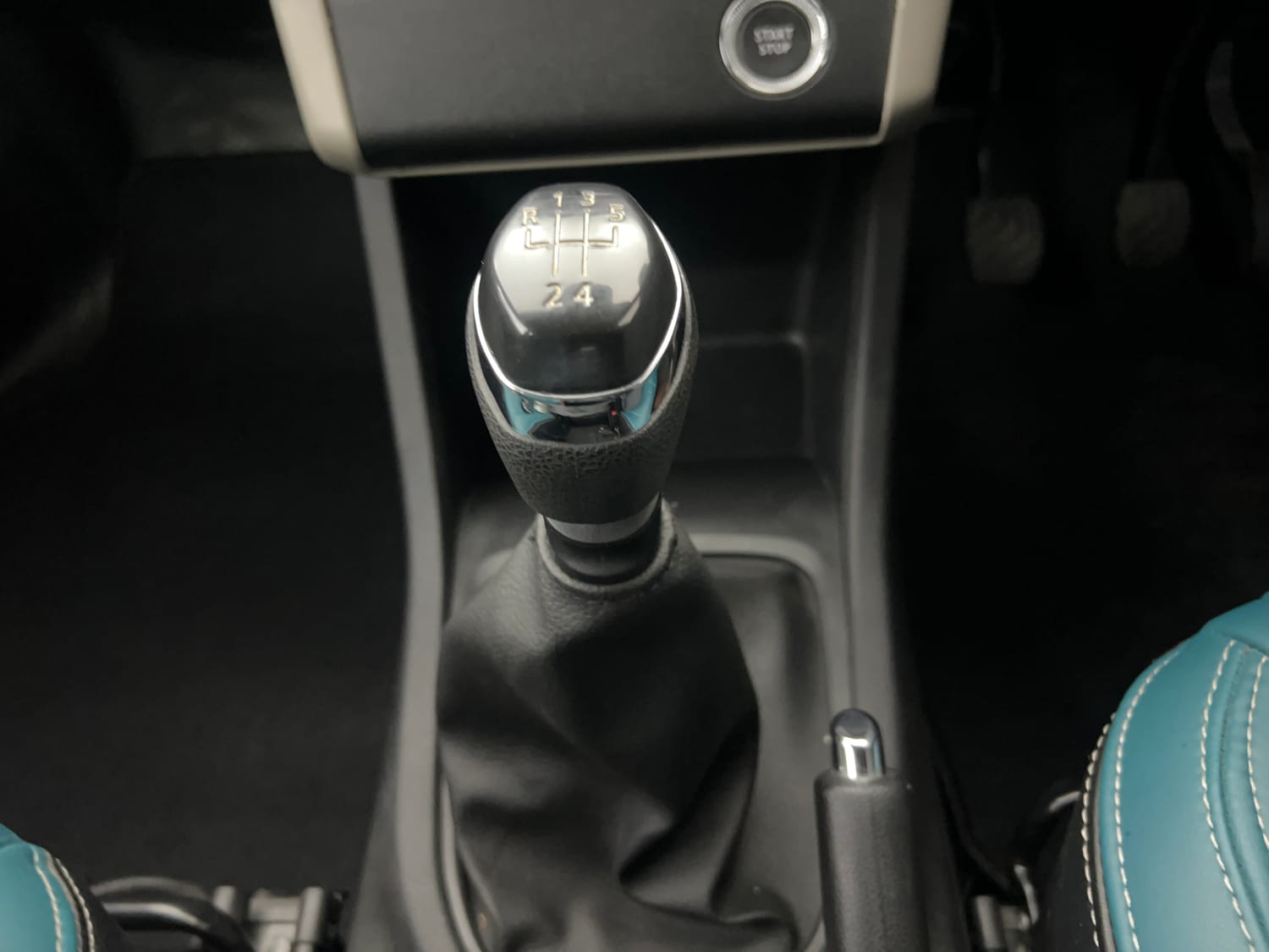 Used 2022 Renault Triber RXZ Dual Tone Petrol Manual interior GEAR  KNOB VIEW
