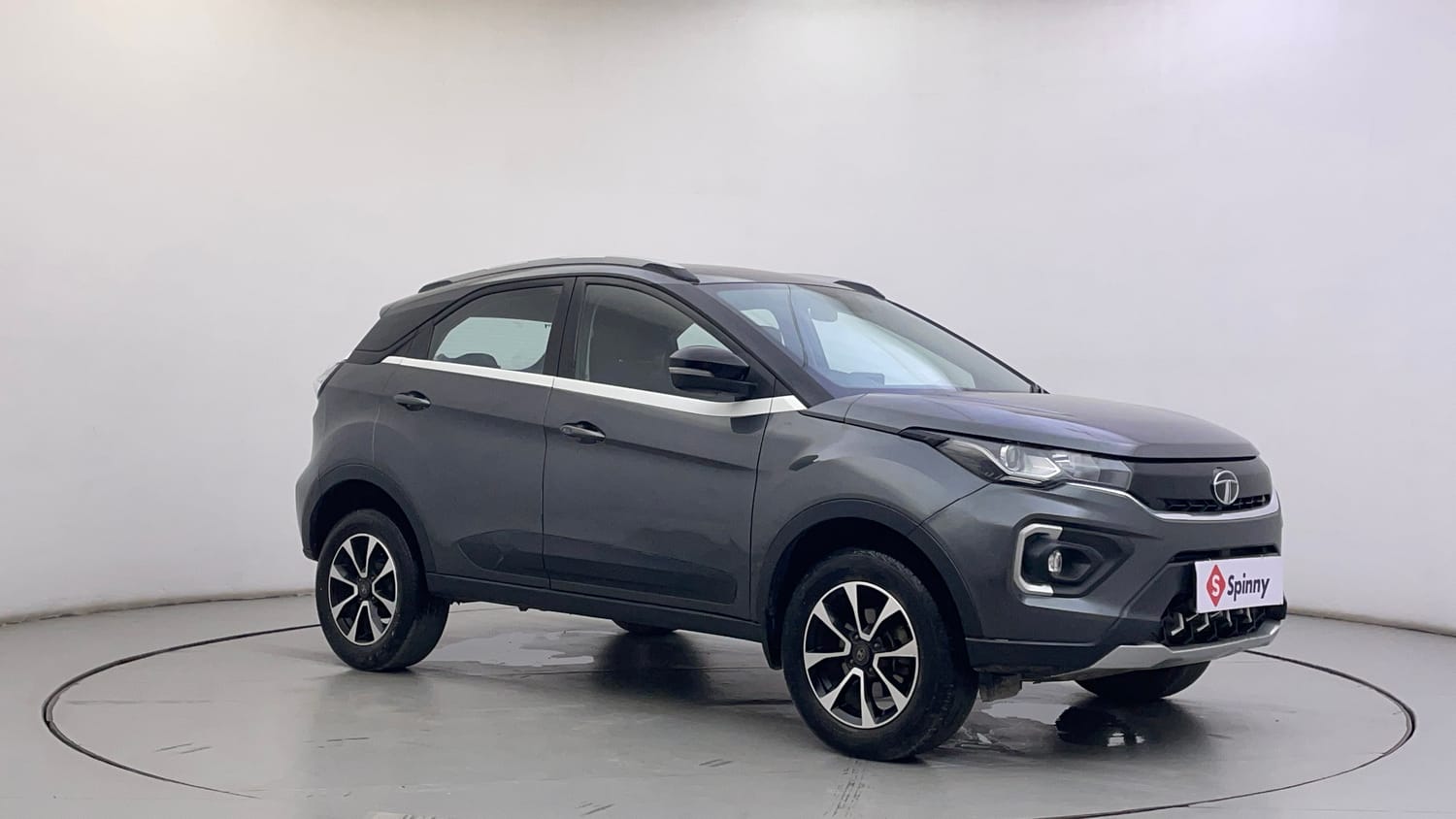 Used 2020 Tata Nexon XZ Plus Petrol Manual exterior RIGHT FRONT CORNER VIEW