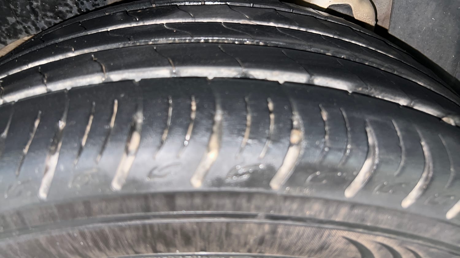 Used 2021 Mahindra XUV 300 W8 1.2 Petrol Petrol Manual tyres RIGHT REAR TYRE TREAD VIEW