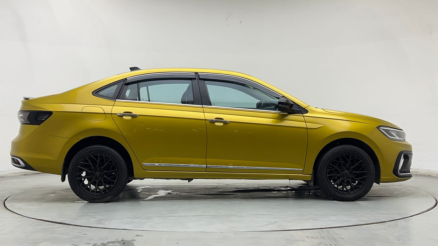 Used 2023 Volkswagen Virtus Highline 1.0 TSI AT Petrol Automatic exterior RIGHT SIDE VIEW
