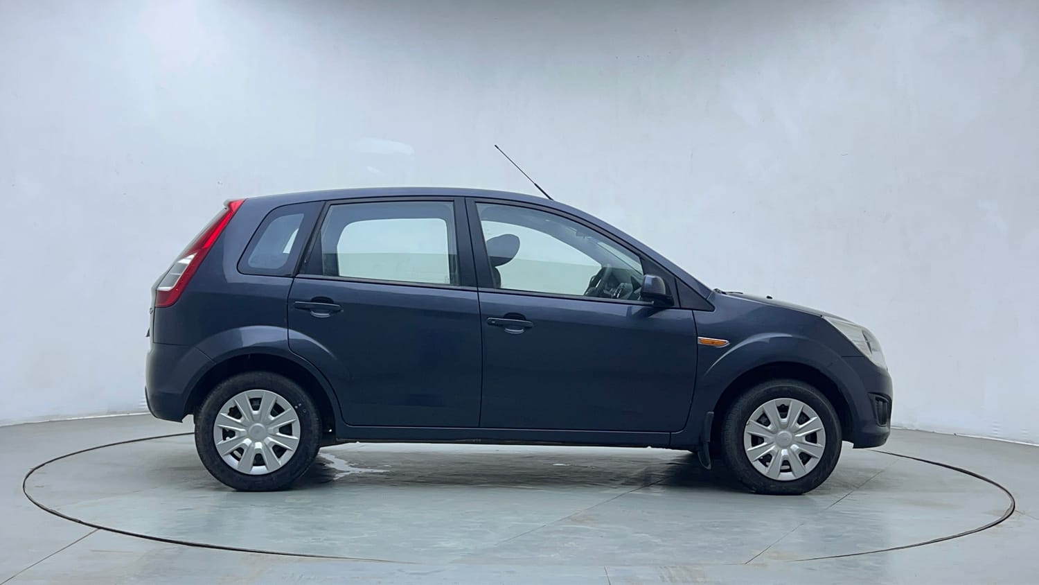 Used 2013 Ford Figo Duratec Petrol ZXI 1.2 Petrol Manual exterior RIGHT SIDE VIEW