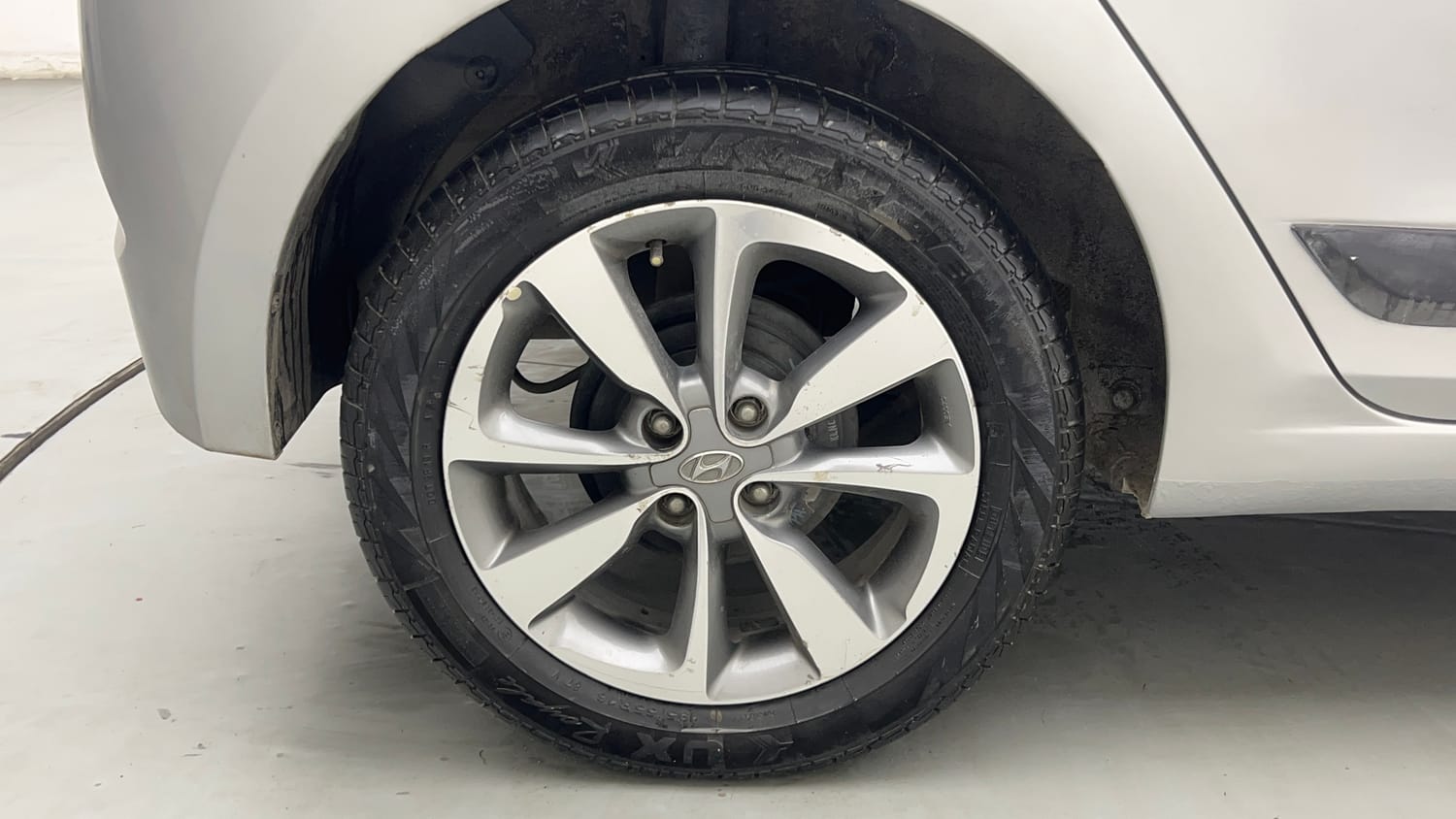 Used 2016 Hyundai Elite i20 Asta 1.2 Petrol Manual tyres RIGHT REAR TYRE RIM VIEW