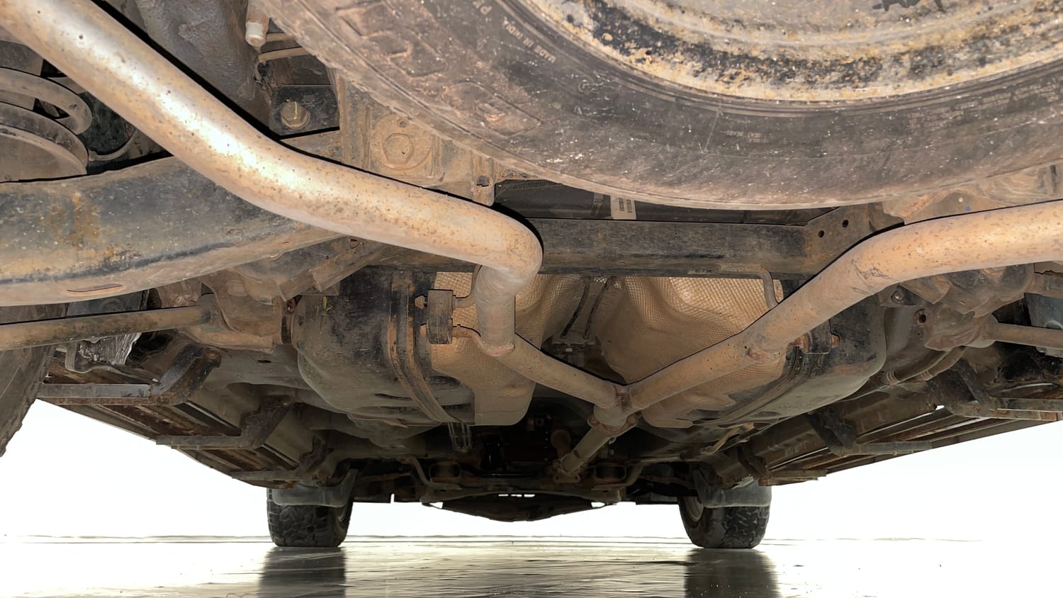 Used 2015 Mahindra XUV500 W6 Diesel Manual extra REAR UNDERBODY VIEW (TAKEN FROM REAR)