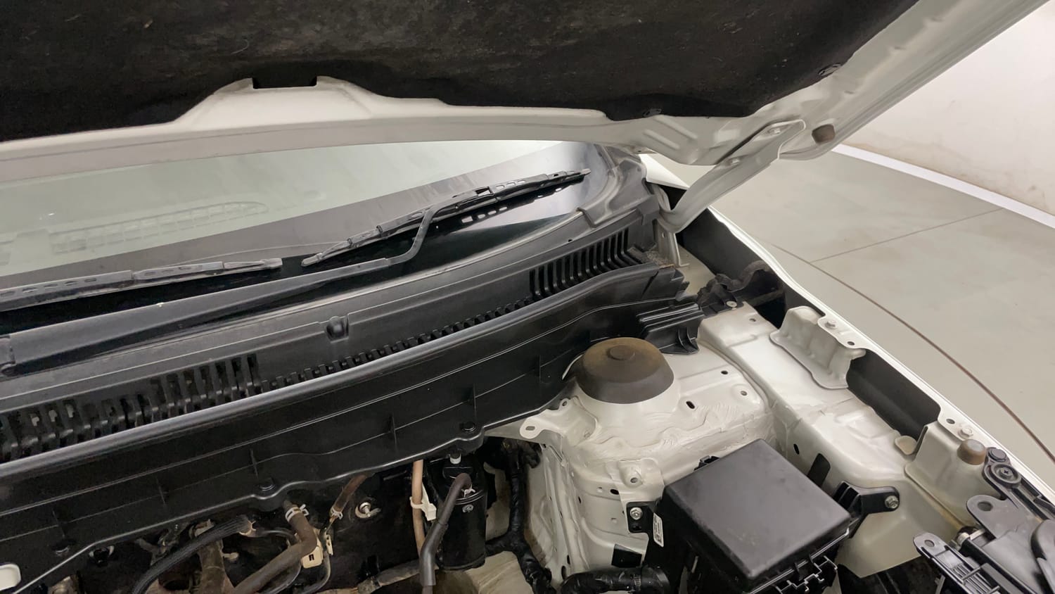 Used 2022 Maruti Suzuki Brezza ZXi Plus AT Petrol Automatic engine ENGINE LEFT SIDE HINGE & APRON VIEW