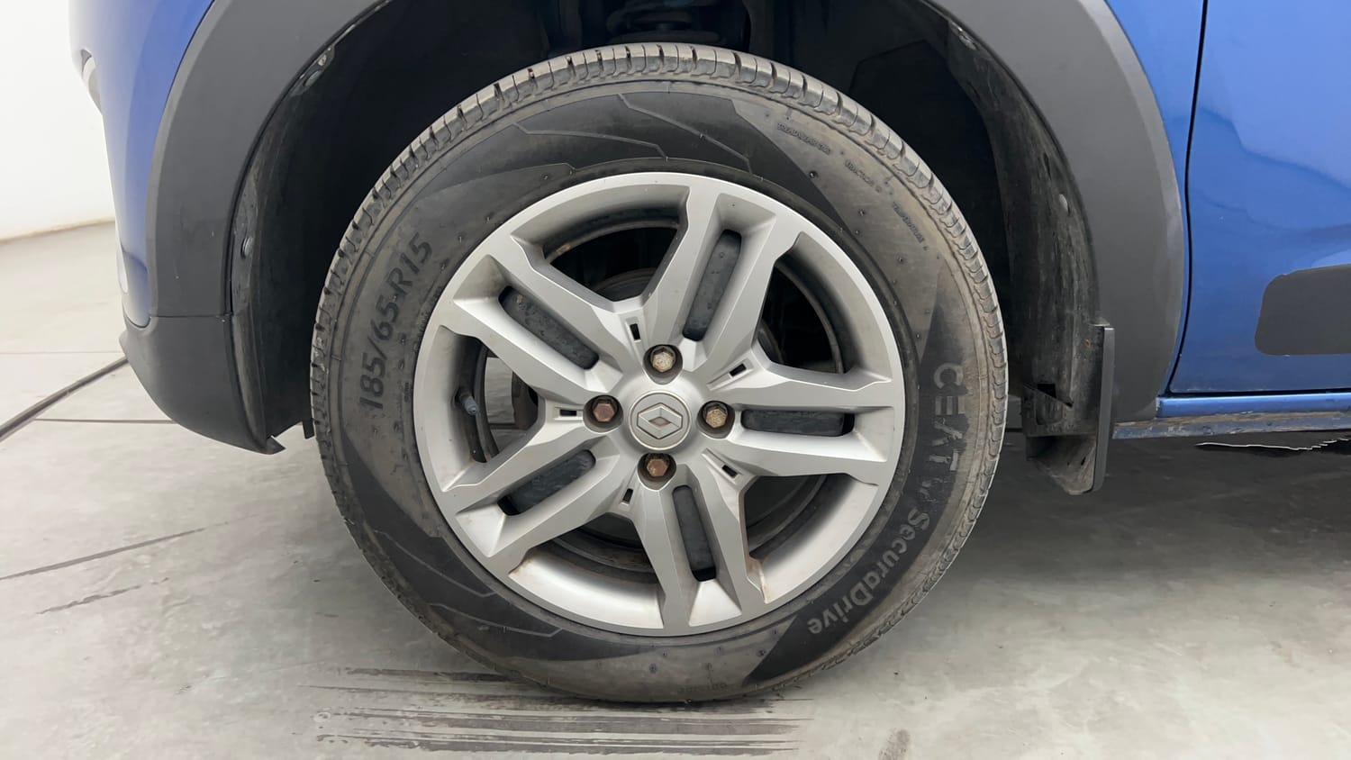 Used 2022 Renault Triber RXZ Dual Tone Petrol Manual tyres LEFT FRONT TYRE RIM VIEW