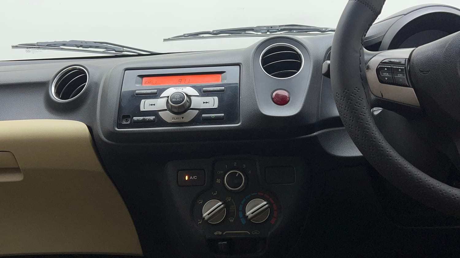Used 2015 Honda Amaze 1.2 S i-VTEC Petrol Manual top_features Integrated (in-dash) music system