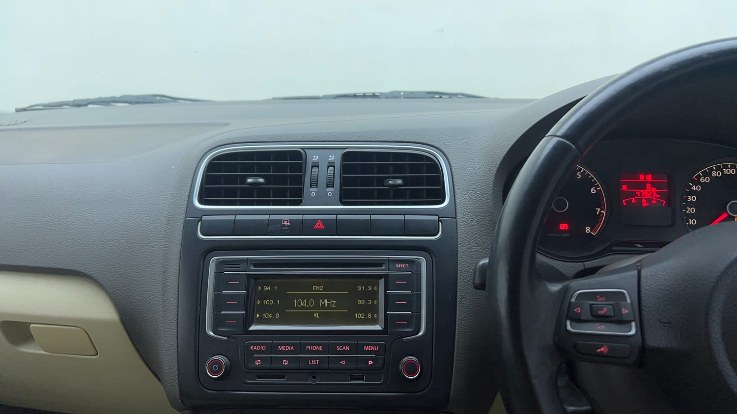 Used 2013 Volkswagen Vento Highline Petrol Petrol Manual top_features Integrated (in-dash) music system
