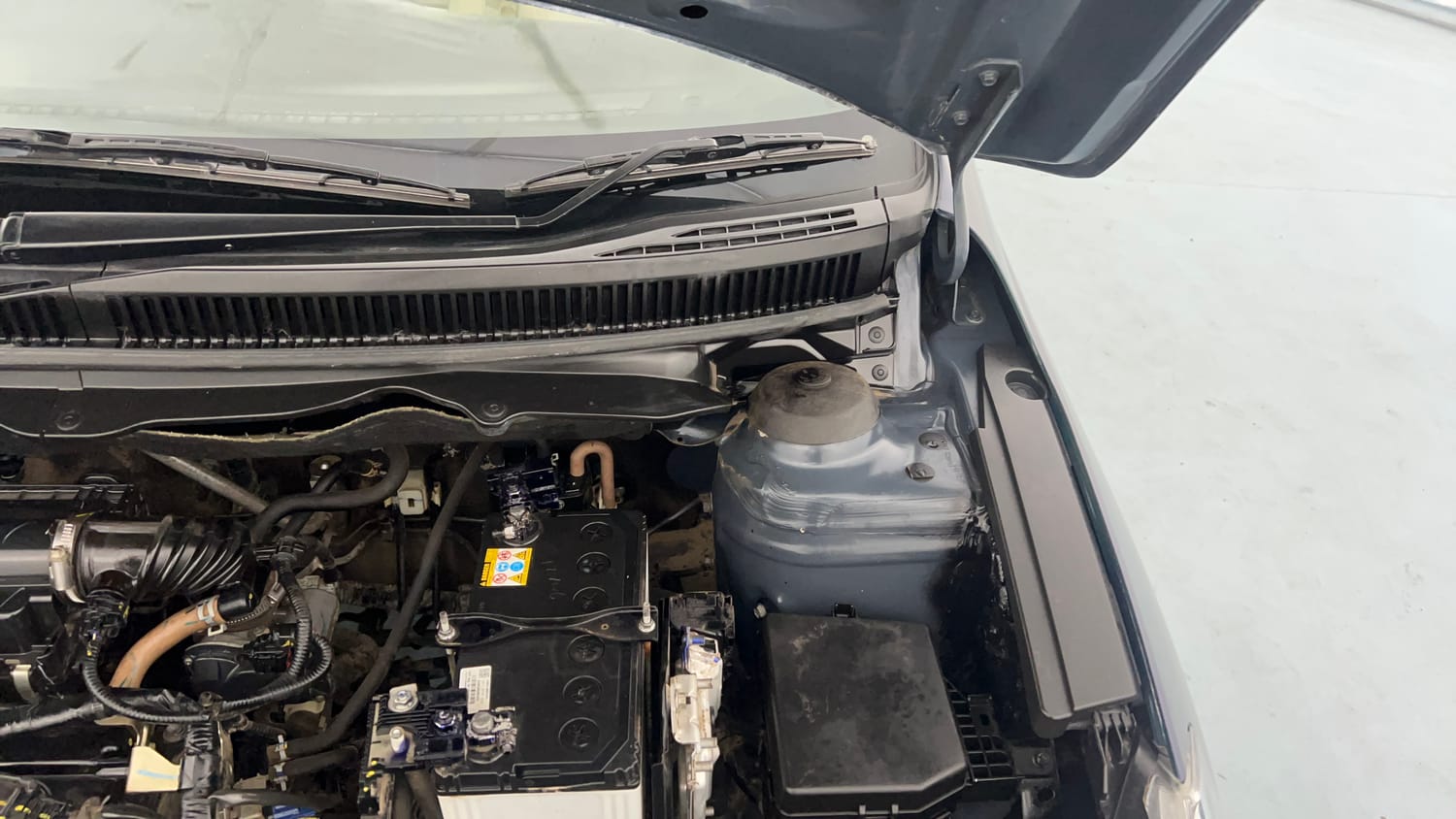 Used 2023 Maruti Suzuki Ciaz Alpha 1.5 Petrol Manual engine ENGINE LEFT SIDE HINGE & APRON VIEW
