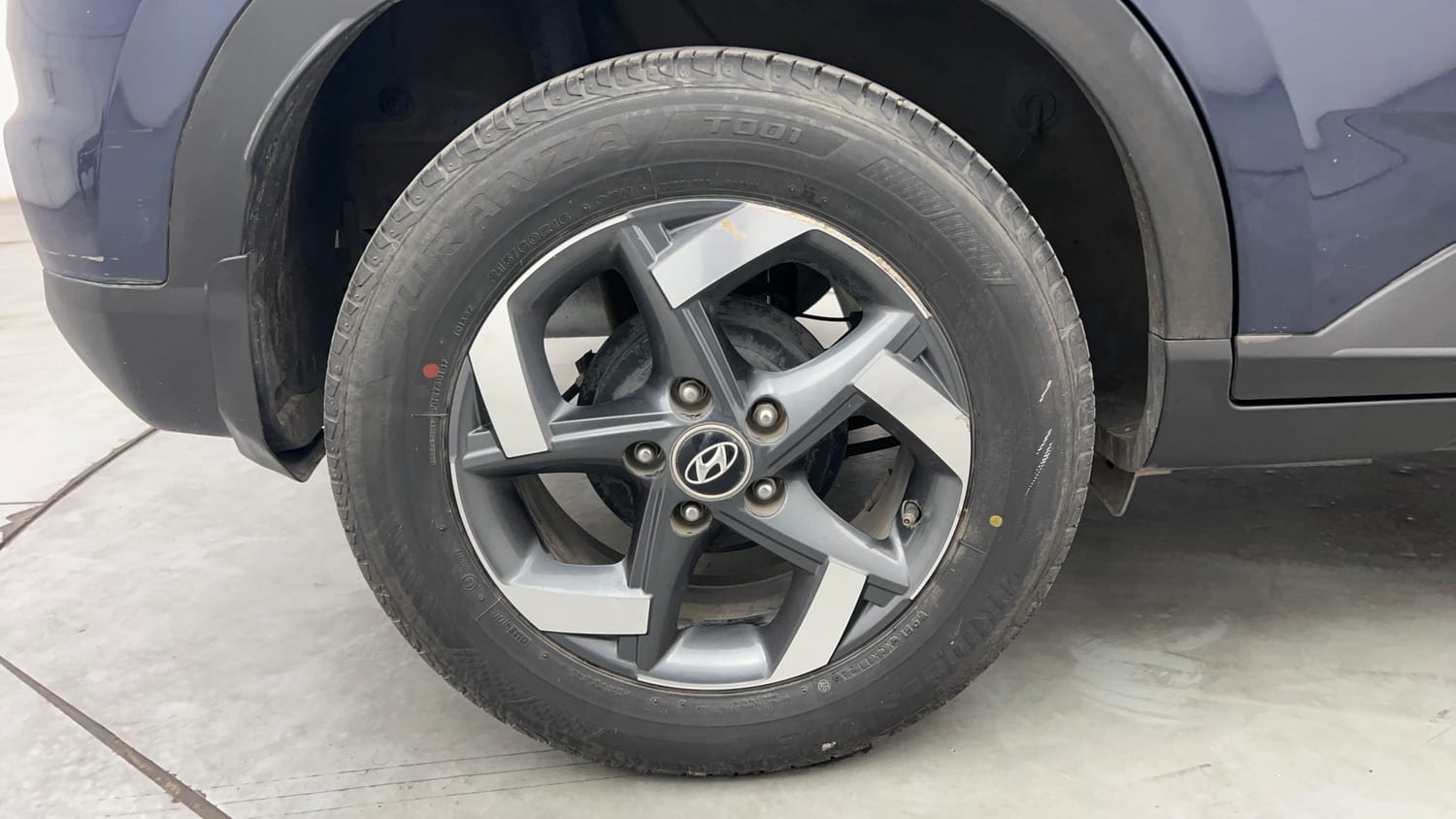 Used 2021 Hyundai Venue SX 1.5 CRDi Diesel Manual tyres RIGHT REAR TYRE RIM VIEW
