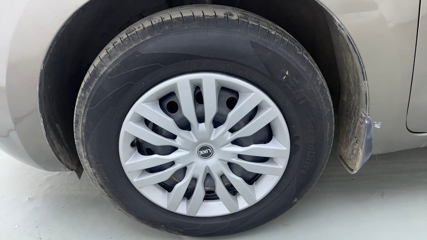 Used 2018 Maruti Suzuki Swift VDi AMT Diesel Automatic tyres LEFT FRONT TYRE RIM VIEW