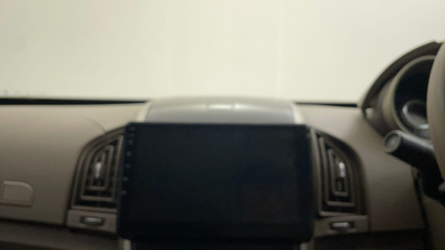 Used 2015 Mahindra XUV500 W6 Diesel Manual top_features Integrated (in-dash) music system