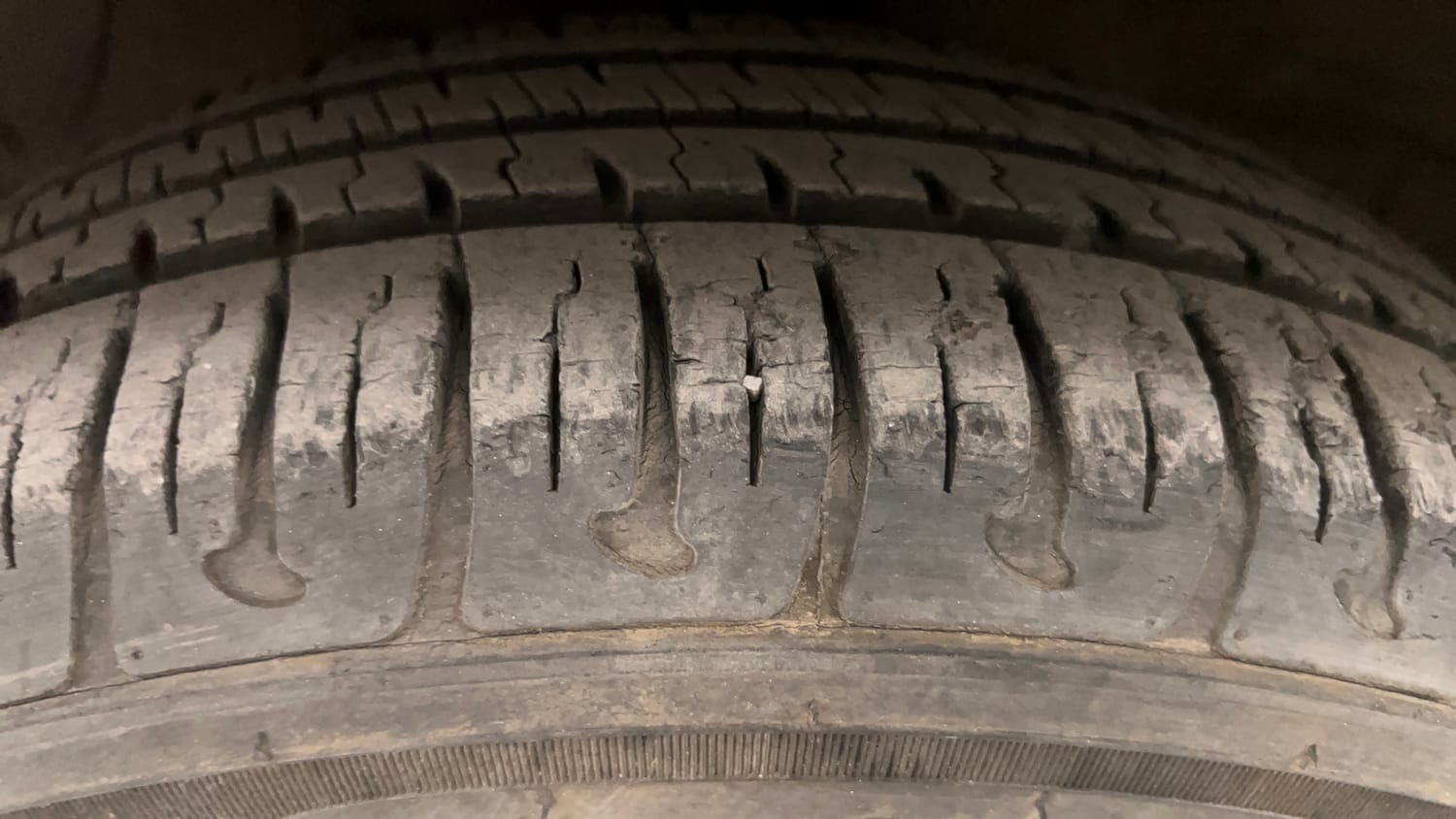 Used 2017 Hyundai Grand i10 Sportz (O) 1.2 Kappa VTVT Petrol Manual tyres LEFT FRONT TYRE TREAD VIEW