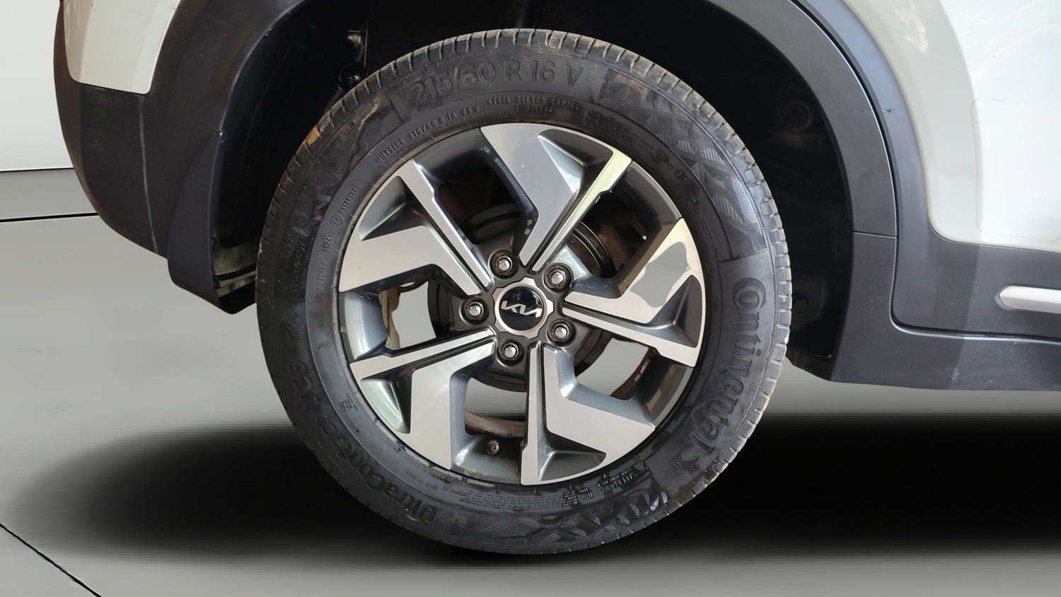 Used 2021 Kia Sonet HTX Plus 1.0 iMT Petrol Manual tyres RIGHT REAR TYRE RIM VIEW
