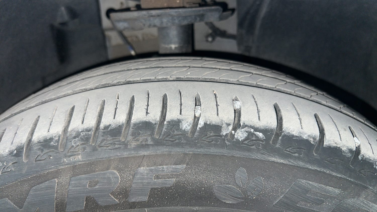 Used 2025 Tata Altroz Creative Petrol 5AMT Petrol Automatic tyres RIGHT FRONT TYRE TREAD VIEW