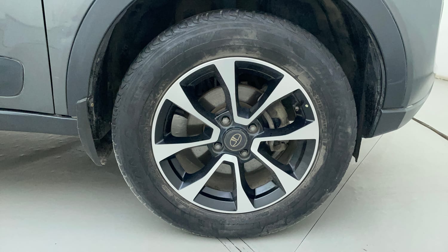 Used 2020 Tata Nexon XZ Plus Petrol Manual tyres RIGHT FRONT TYRE RIM VIEW