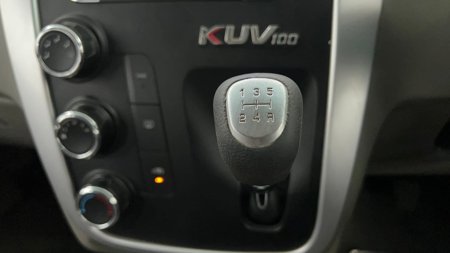 Used 2016 Mahindra KUV100 K6 6 STR Petrol Manual interior GEAR  KNOB VIEW