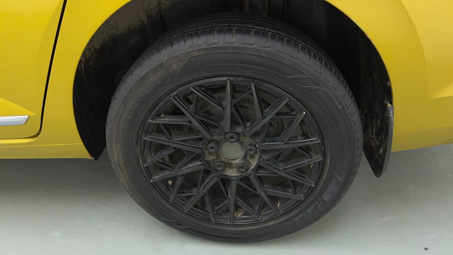 Used 2023 Volkswagen Virtus Highline 1.0 TSI AT Petrol Automatic tyres LEFT REAR TYRE RIM VIEW