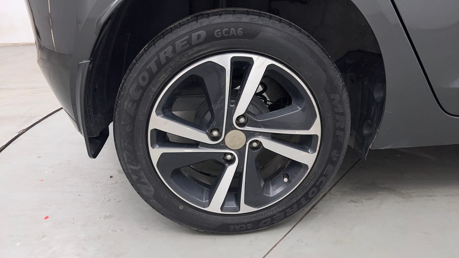 Used 2023 Tata Altroz XZA Petrol Petrol Automatic tyres RIGHT REAR TYRE RIM VIEW