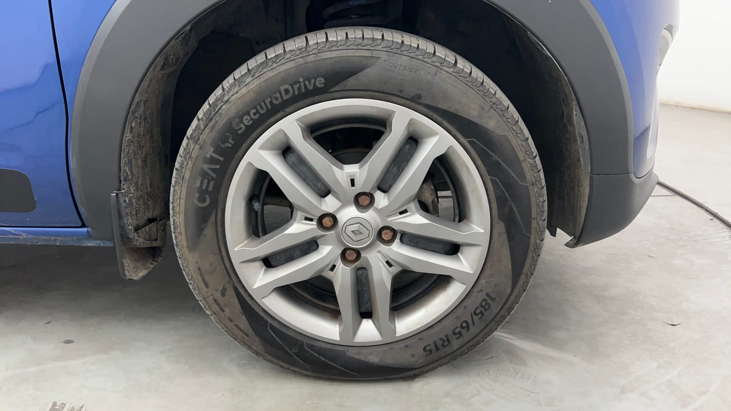 Used 2022 Renault Triber RXZ Dual Tone Petrol Manual tyres RIGHT FRONT TYRE RIM VIEW