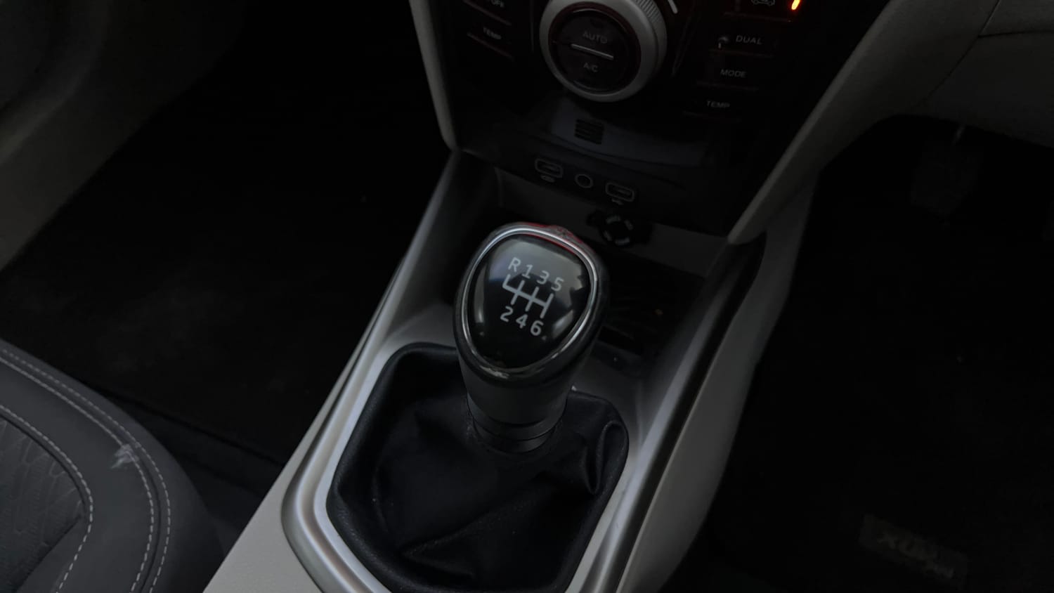 Used 2021 Mahindra XUV 300 W8 1.2 Petrol Petrol Manual interior GEAR  KNOB VIEW
