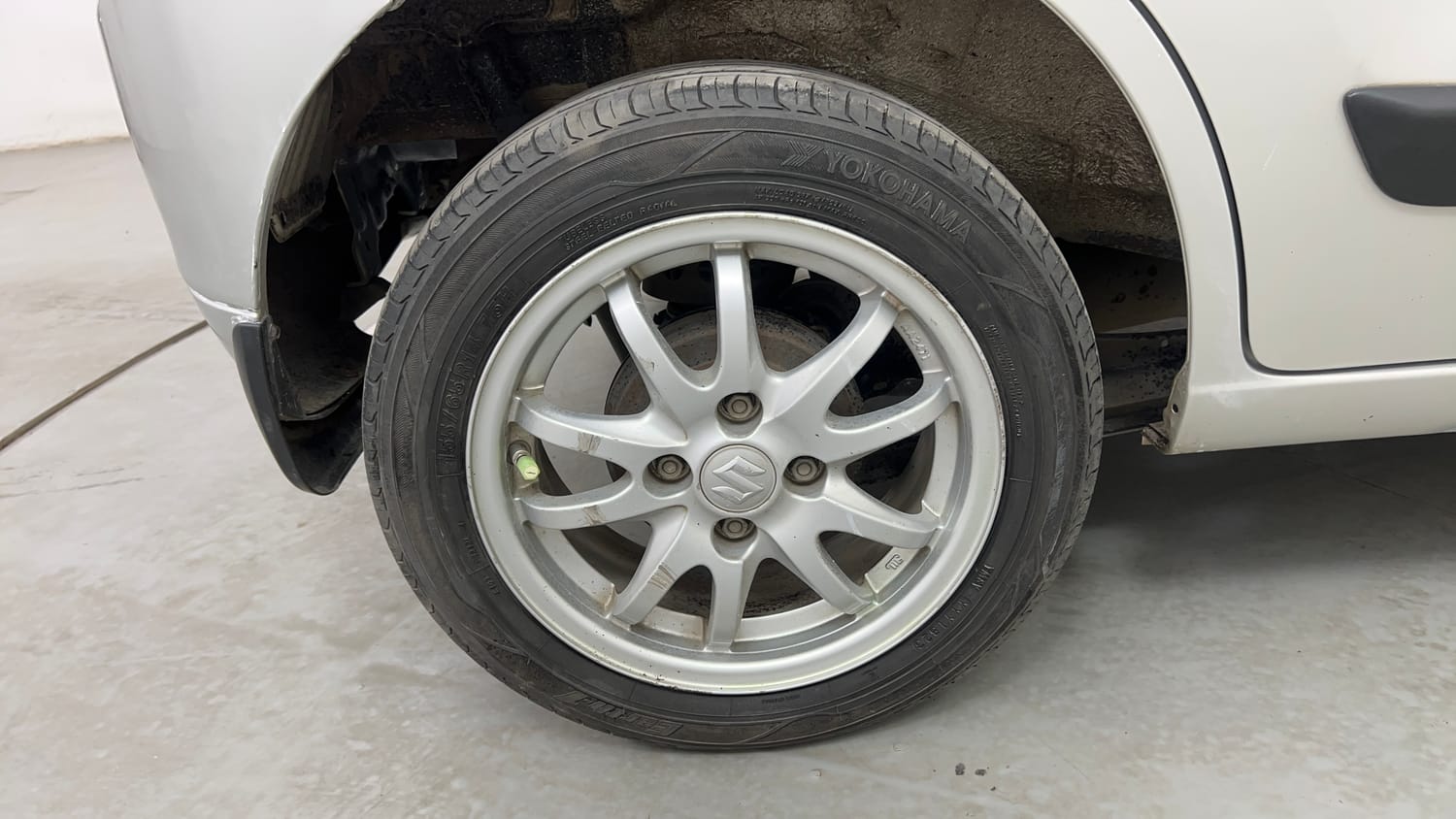 Used 2016 Maruti Suzuki Wagon R 1.0 VXI AMT Petrol Automatic tyres RIGHT REAR TYRE RIM VIEW