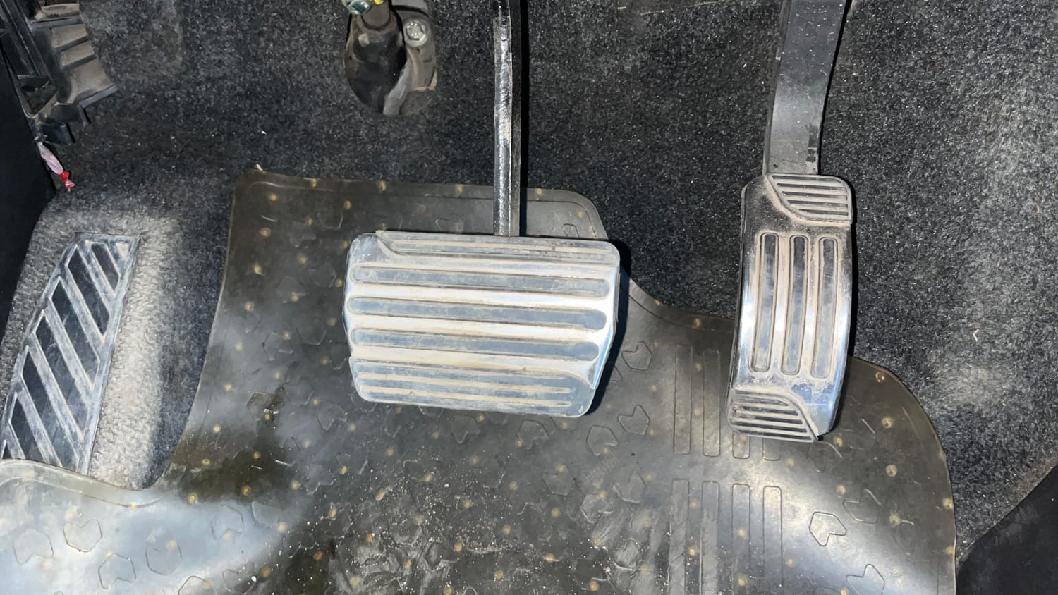 Used 2018 Mahindra XUV500 W11 AT Diesel Automatic interior PEDALS VIEW