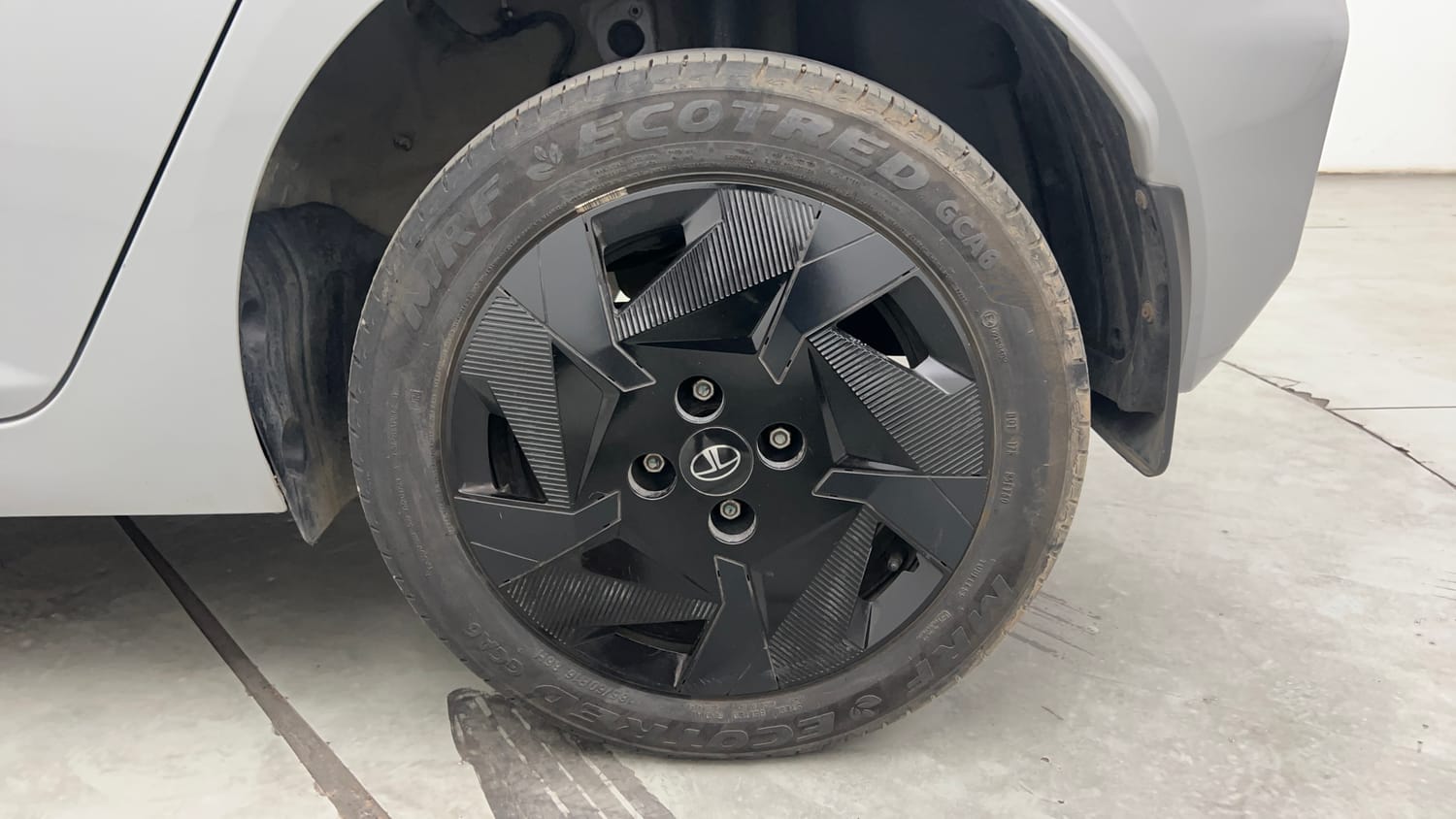 Used 2025 Tata Altroz Creative Petrol 5AMT Petrol Automatic tyres LEFT REAR TYRE RIM VIEW