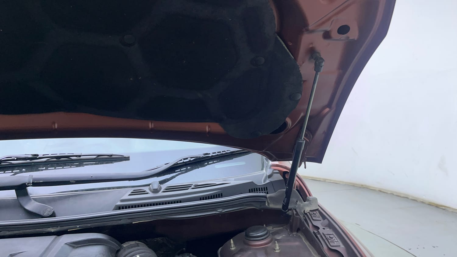 Used 2018 Mahindra XUV500 W11 AT Diesel Automatic engine ENGINE LEFT SIDE HINGE & APRON VIEW