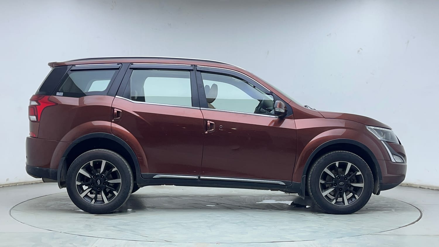 Used 2018 Mahindra XUV500 W11 AT Diesel Automatic exterior RIGHT SIDE VIEW