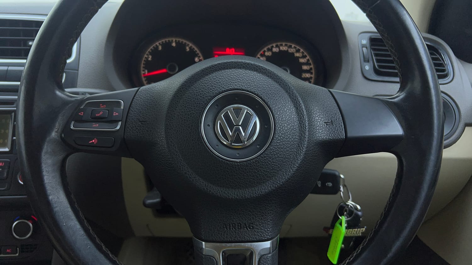 Used 2013 Volkswagen Vento Highline Petrol Petrol Manual top_features Airbags