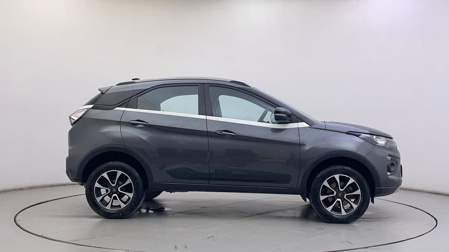 Used 2020 Tata Nexon XZ Plus Petrol Manual exterior RIGHT SIDE VIEW