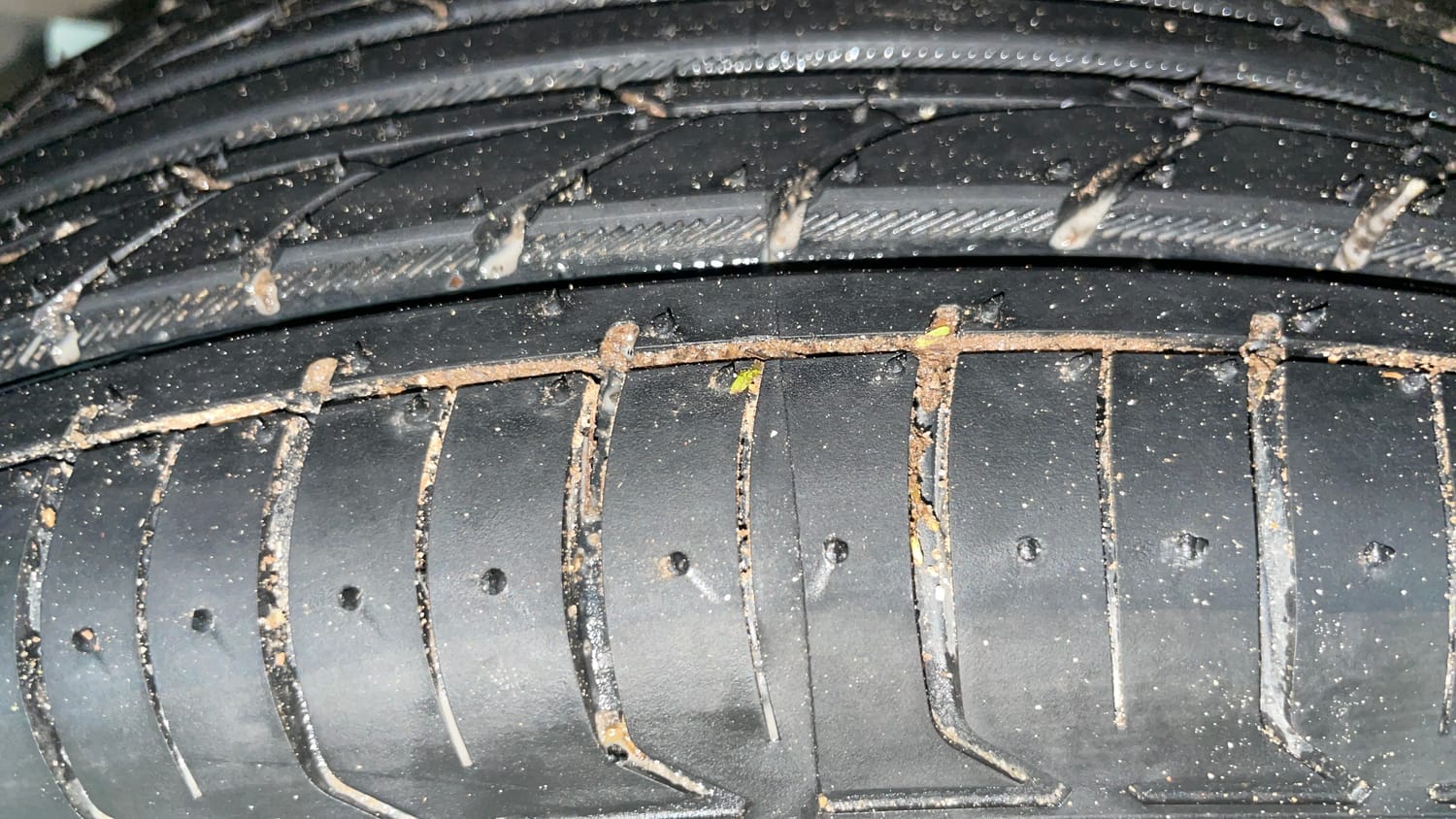 Used 2017 Maruti Suzuki Dzire ZDi Plus AMT Diesel Automatic tyres LEFT FRONT TYRE TREAD VIEW