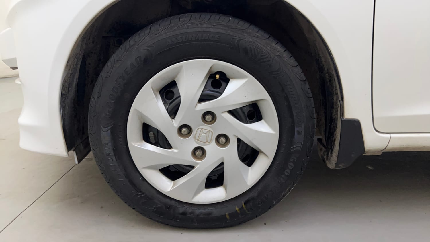 Used 2015 Honda Amaze 1.2 SX i-VTEC Petrol Manual tyres LEFT FRONT TYRE RIM VIEW