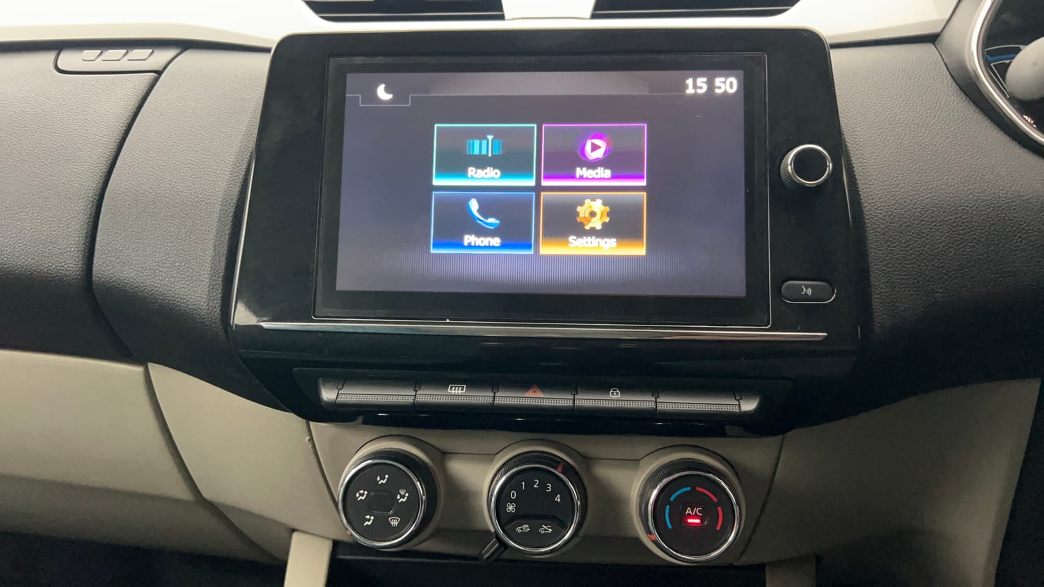 Used 2022 Renault Triber RXZ Dual Tone Petrol Manual interior MUSIC SYSTEM & AC CONTROL VIEW