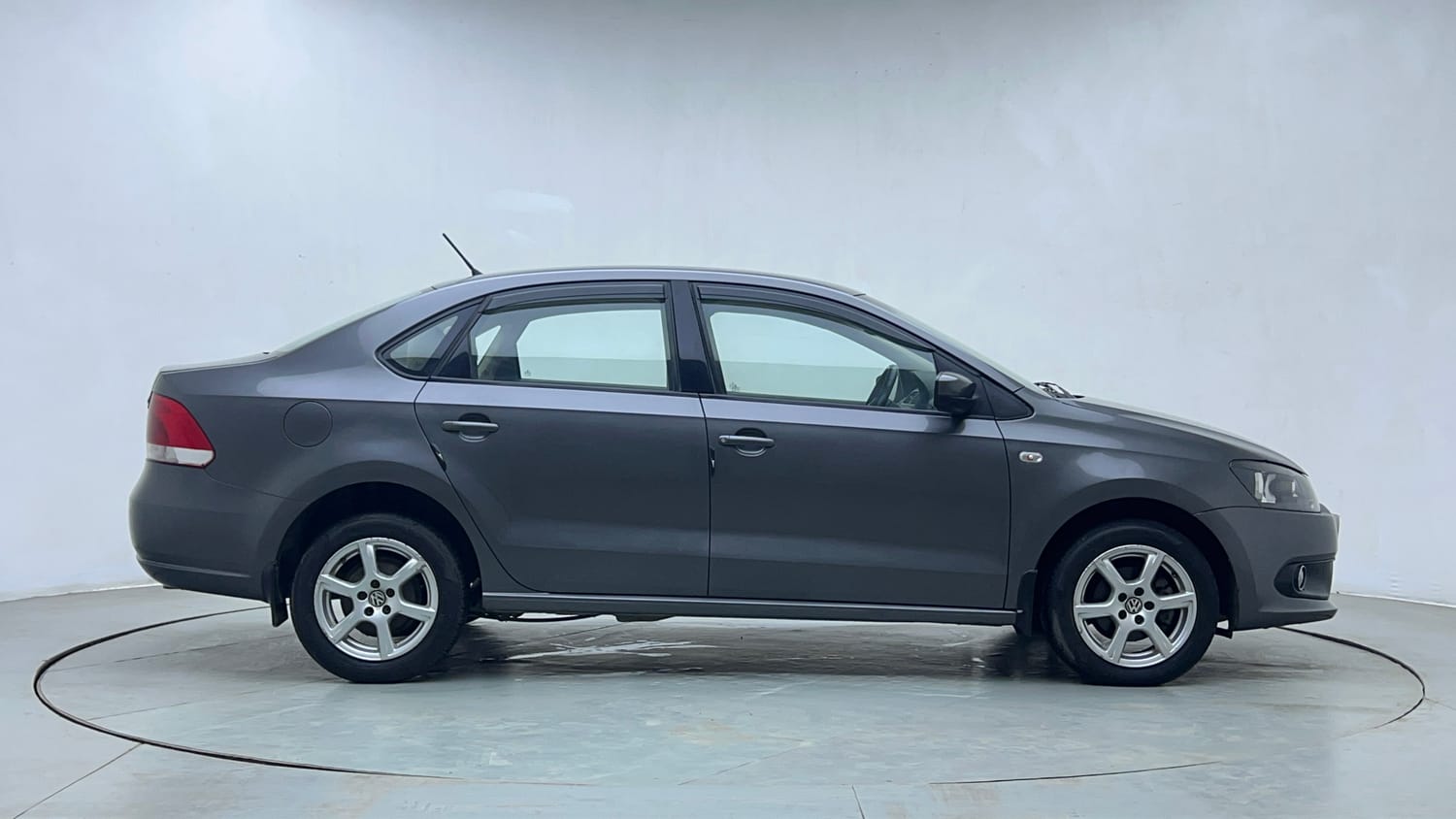 Used 2013 Volkswagen Vento Highline Petrol Petrol Manual exterior RIGHT SIDE VIEW