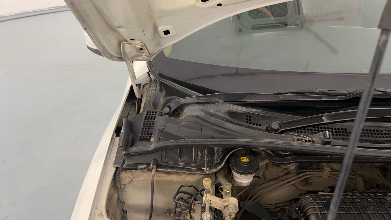 Used 2014 Honda City S Petrol Manual engine ENGINE RIGHT SIDE HINGE & APRON VIEW