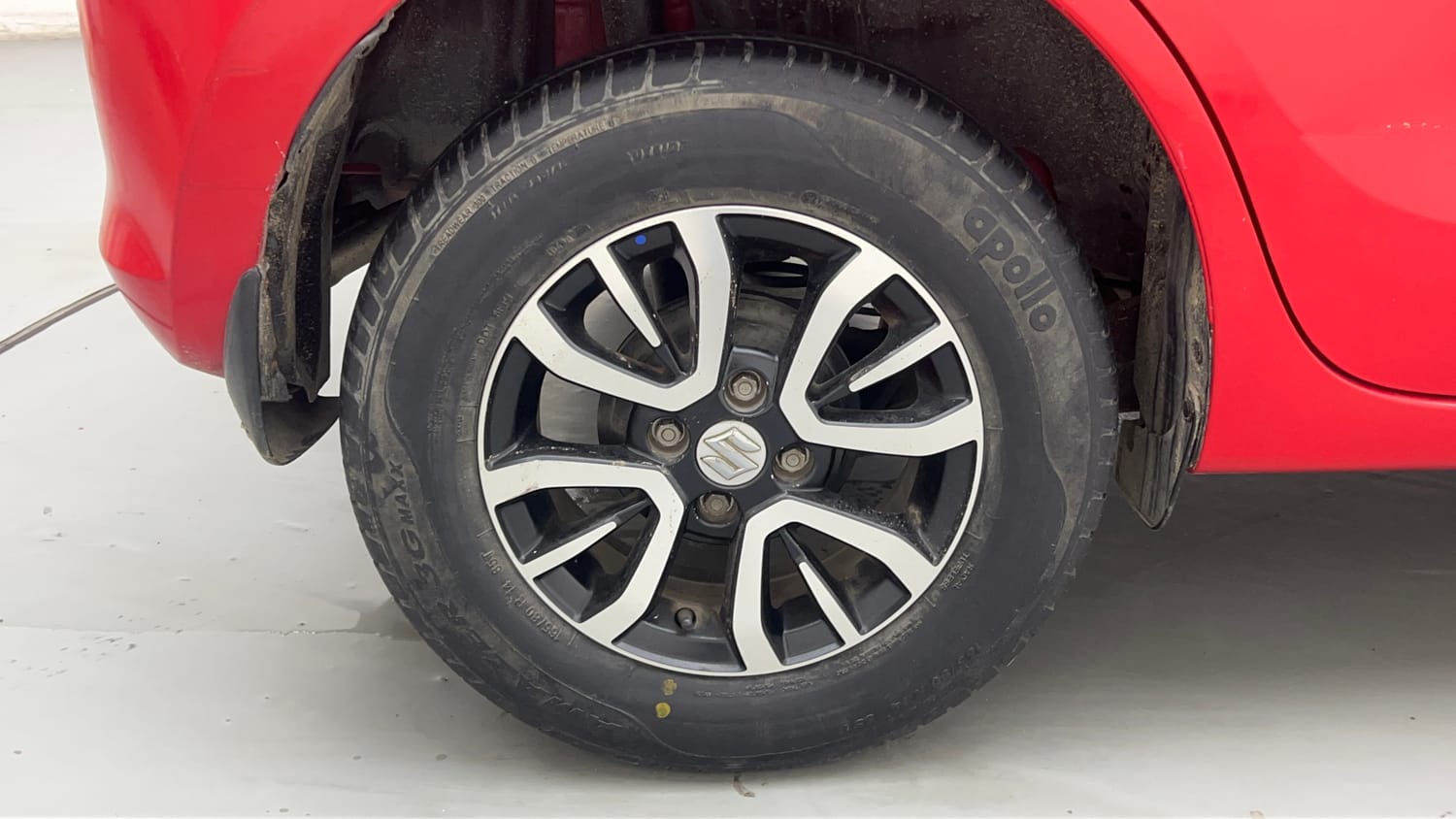 Used 2020 Maruti Suzuki Swift VXi AMT Petrol Automatic tyres RIGHT REAR TYRE RIM VIEW
