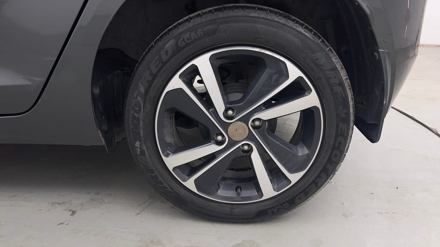 Used 2023 Tata Altroz XZA Petrol Petrol Automatic tyres LEFT REAR TYRE RIM VIEW