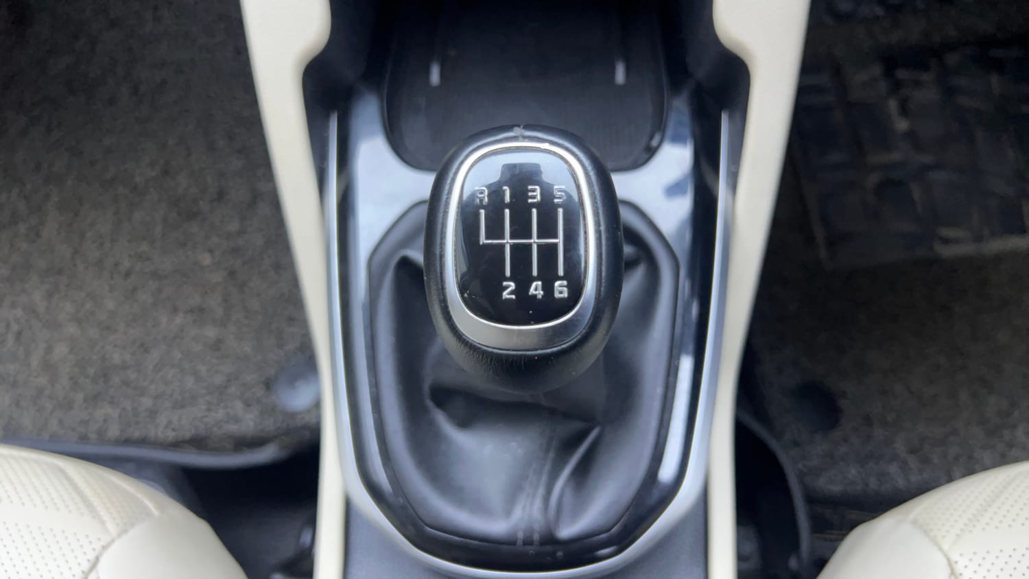 Used 2022 Kia Carens Luxury Plus 1.4 Petrol 6 STR Petrol Manual interior GEAR  KNOB VIEW