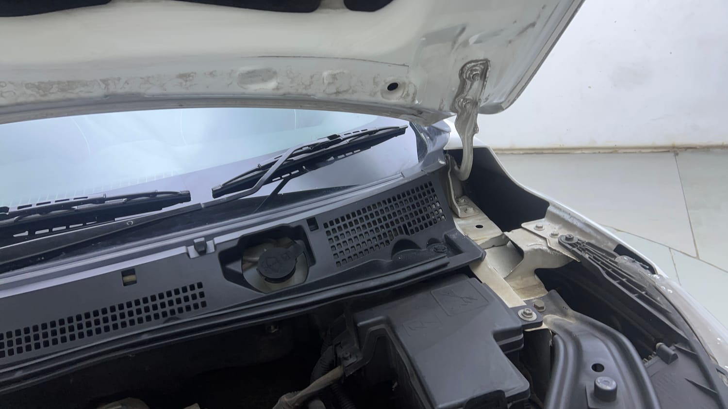 Used 2021 Nissan Magnite XV Premium Turbo Petrol Manual engine ENGINE LEFT SIDE HINGE & APRON VIEW