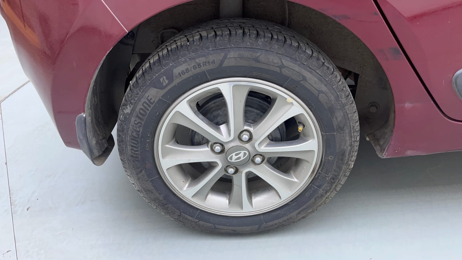 Used 2016 Hyundai Grand i10 Asta 1.2 Kappa VTVT Petrol Manual tyres RIGHT REAR TYRE RIM VIEW