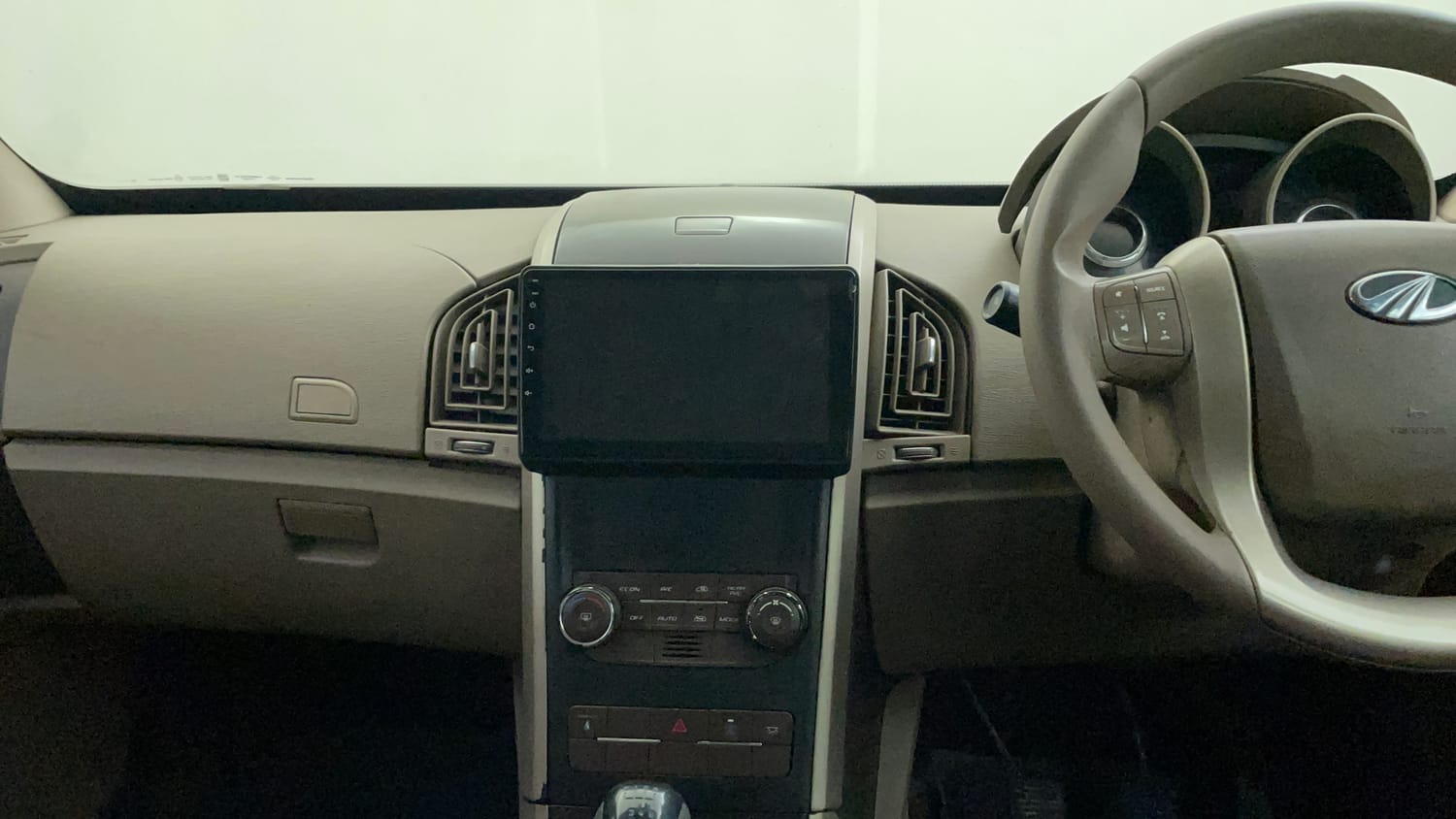 Used 2015 Mahindra XUV500 W6 Diesel Manual interior MUSIC SYSTEM & AC CONTROL VIEW