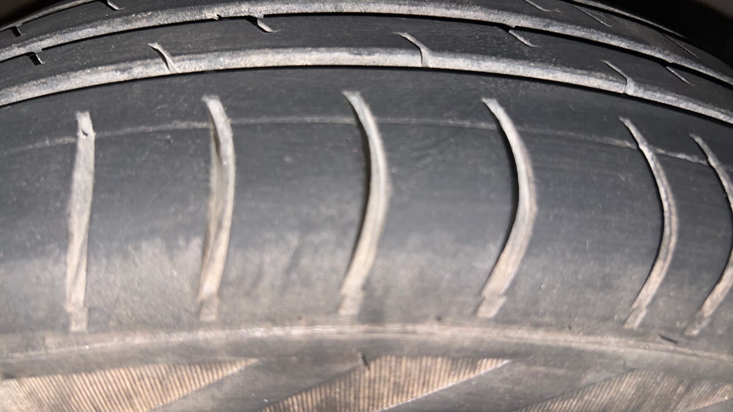 Used 2014 Hyundai i10 Era 1.1 iRDE2 Petrol Manual tyres RIGHT FRONT TYRE TREAD VIEW