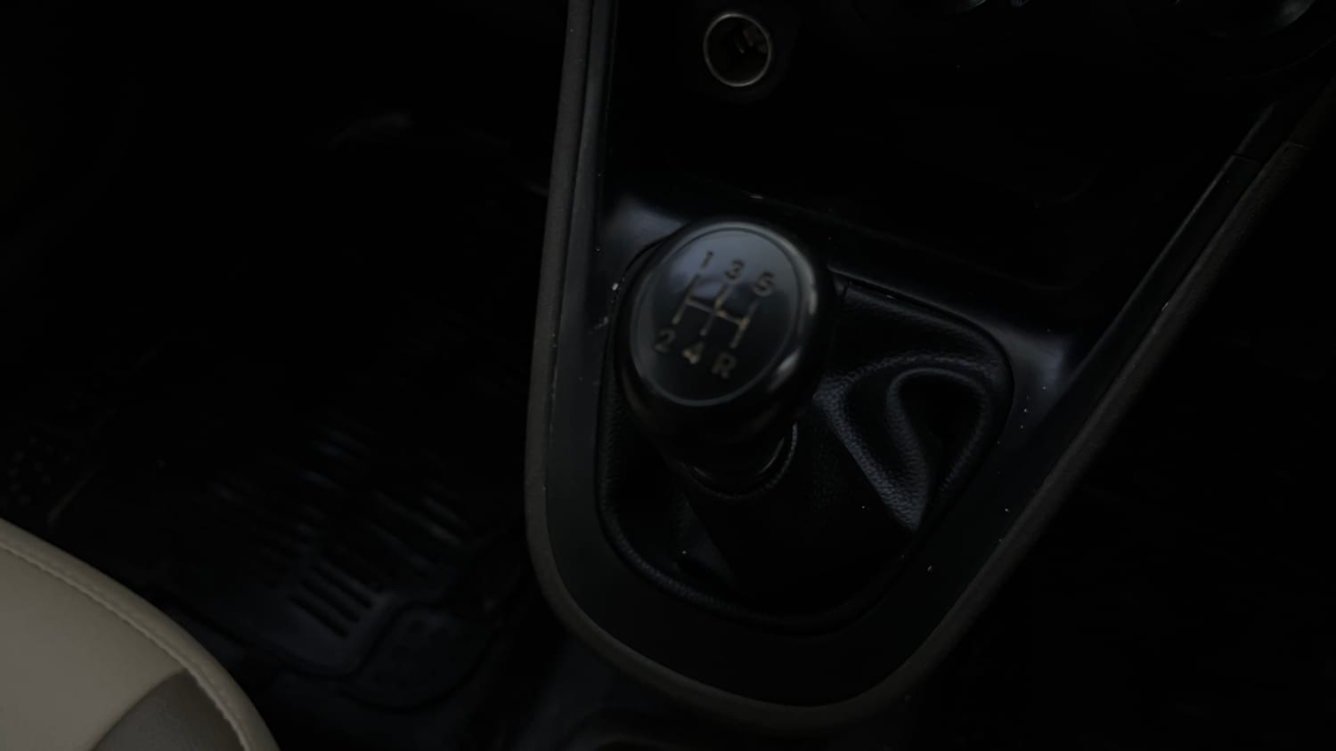 Used 2014 Hyundai i10 Era 1.1 iRDE2 Petrol Manual interior GEAR  KNOB VIEW