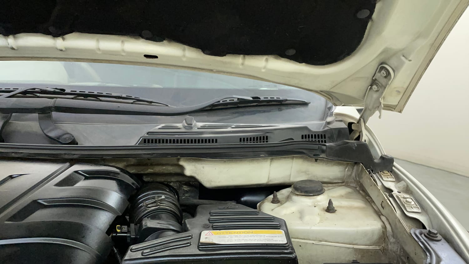 Used 2015 Mahindra XUV500 W6 Diesel Manual engine ENGINE LEFT SIDE HINGE & APRON VIEW