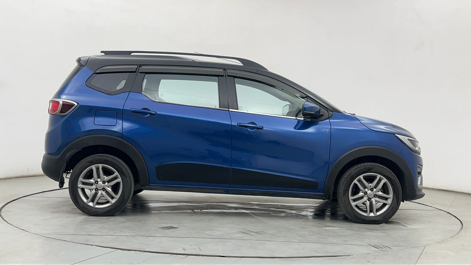 Used 2022 Renault Triber RXZ Dual Tone Petrol Manual exterior RIGHT SIDE VIEW