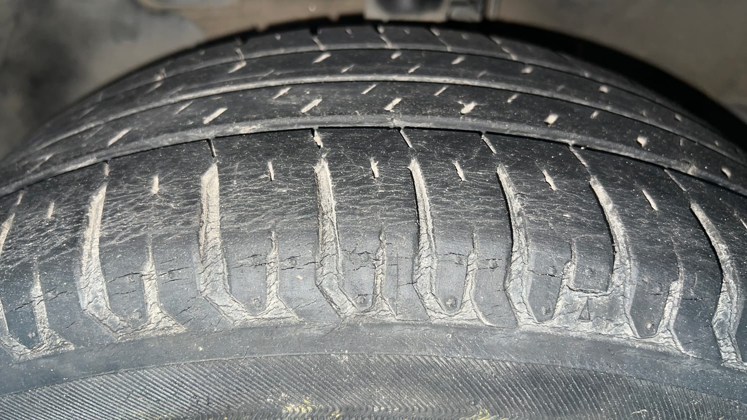 Used 2021 Hyundai Verna SX (O) 1.0 Turbo DCT Petrol Automatic tyres LEFT FRONT TYRE TREAD VIEW